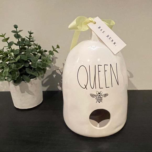 RAE DUNN Queen Bee birdhouse - Picture 1 of 2